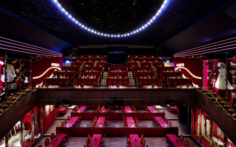 Schöner Theatersaal mit roten Sitzplätzen