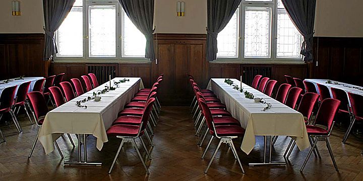 Veranstaltungsraum mit Tischen und Stühlen, Firmenfeier in Jena