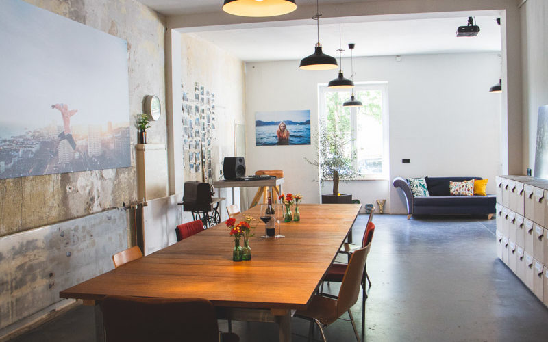 Individuell gestaltbarer Raum mit einem großen Tisch, Stühlen und einem Sofa, Firmenfeier in Heilbronn