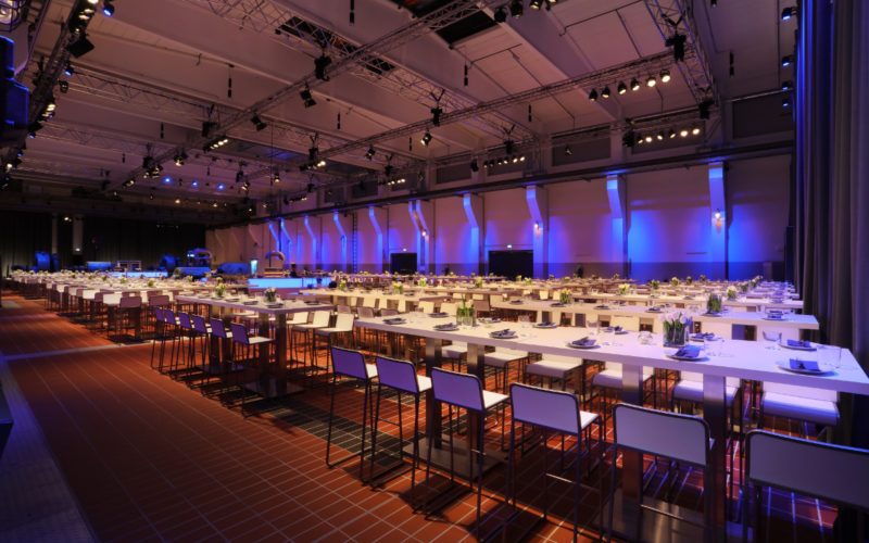 Hochmoderne große Halle mit sehr viel Platz, Tischen und Stühlen, Außergewöhnliche Eventlocations für Firmenfeier in Essen