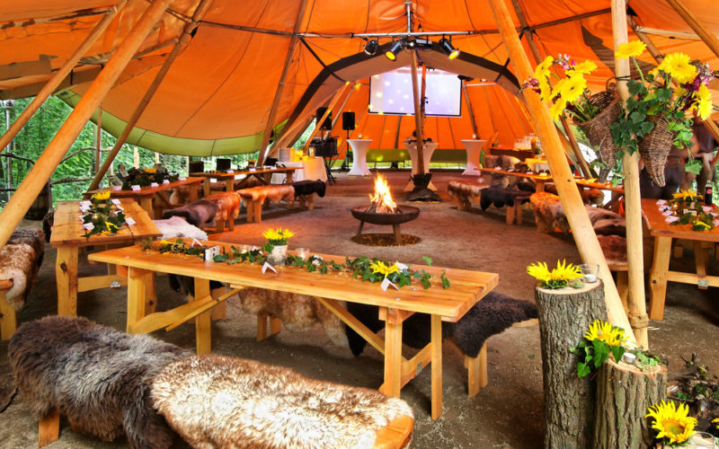 Großes Zelt mit Tischen und Bänken