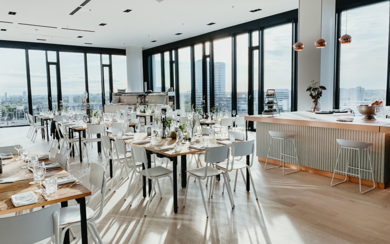 Forty Four Eventlocation in Düsseldorf, Galadinner, elegant gedeckter Tisch, moderner Stil, Trend Location