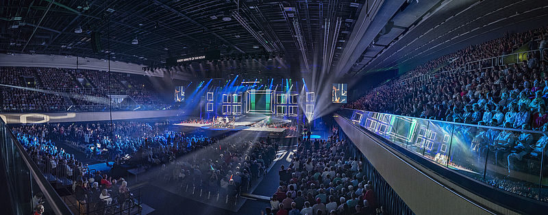 Großer Räumlichkeitsbereich mit vielen Stehe- und Sitzmöglichkeiten, Konzerthalle, Gala