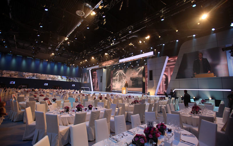 Großer Saal mit schönen weißen Tischen und Stühlen
