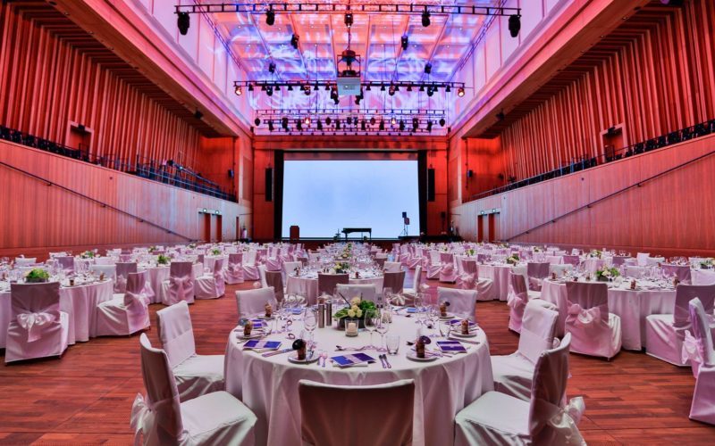 Firmenfeier in Reutlingen, elegant gedeckter Tisch, großer Saal mit feierlicher Beleuchtung
