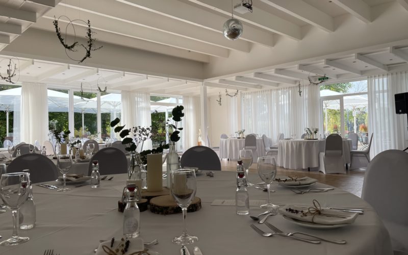 Hochzeitslocation Ingolstadt gedeckter Tisch in Saal, Heiraten am Wasser, Trauung im Freien, Outdoor