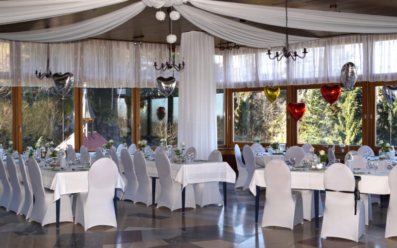 Helle Location mit großen Fenstern, Tischen und Stühlen, Saal für Hochzeiten, Eventlocation in Offenburg