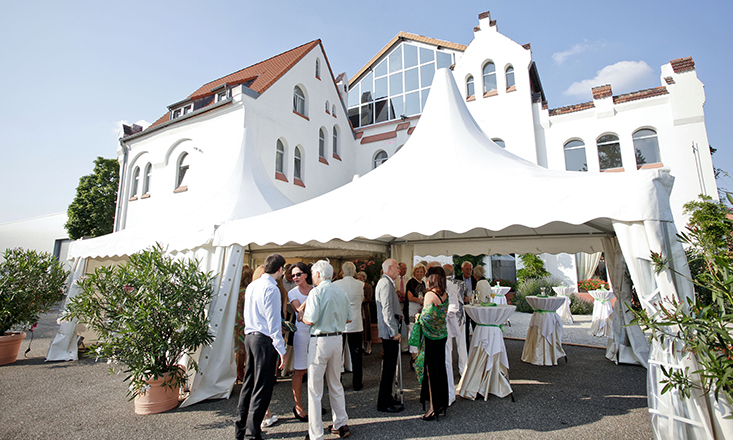 Weißes hohes Gebäude mit Partyzelten als Empfang, Incentive in Karlsruhe