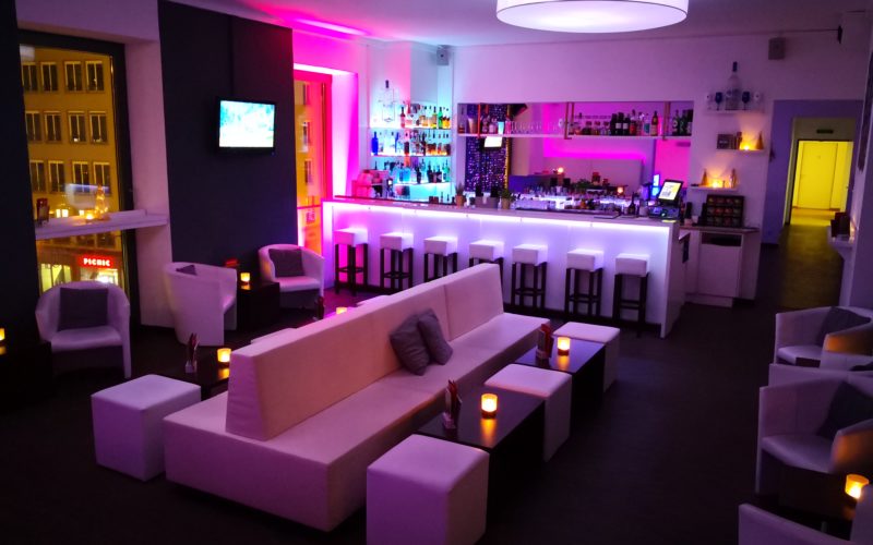 Moderne Barlocation mit weißen Loungemobiliar mit Pinken Lichtelementen, Firmenfeier in Augsburg