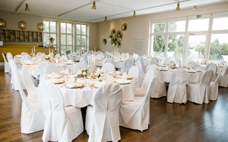 Hochzeitslocation in Dresden - Bedeckte Tische mit weißen Stühlen