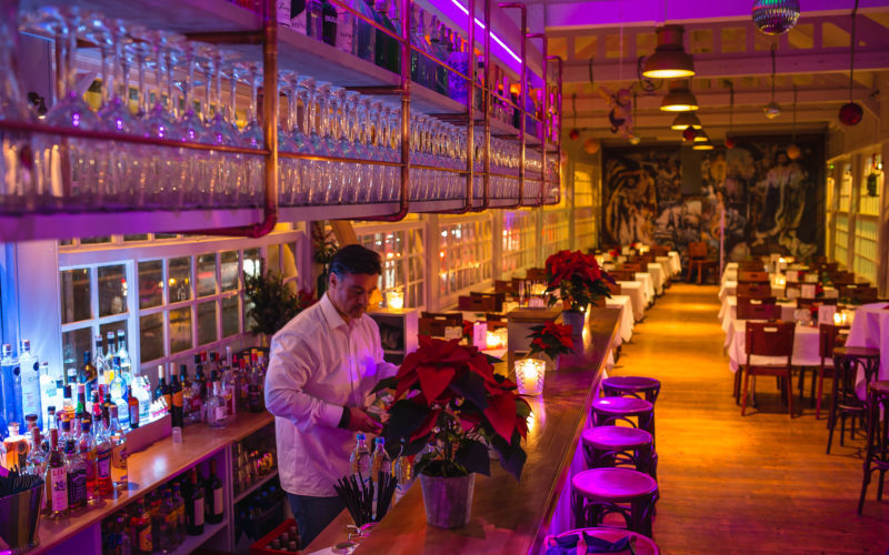 Firmenfeier in München, Bar mit Partybeleuchtung für Drinks mit den Kollegen