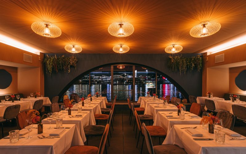 Restaurant auf Spreehöhe mit Fensterbogen mit Ausblick