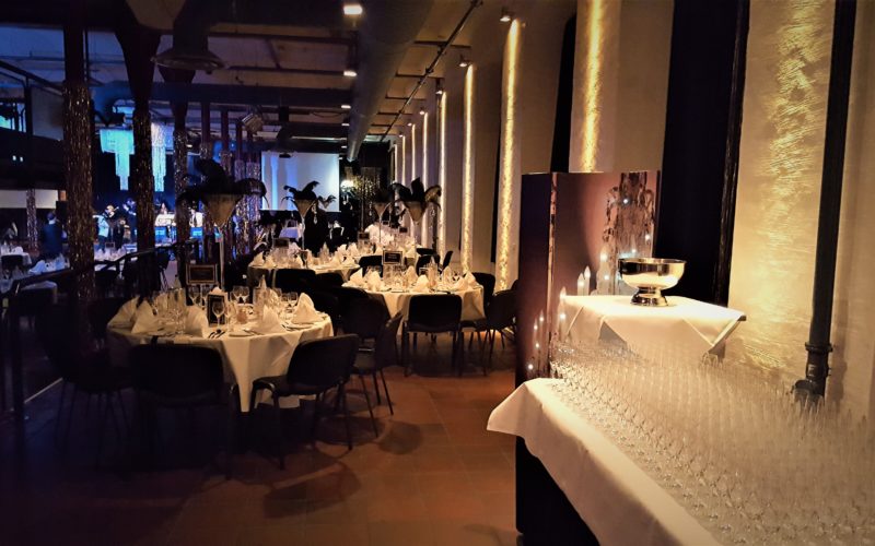 Hochwertige Dinnerräumlichkeiten mit gedeckten Tischen, Firmenfeier in Bielefeld
