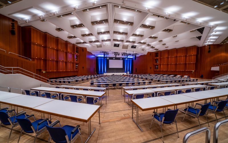 Heller Raum für Workshops mit vielen, weißen Stühle und Tische, Eventlocations in Pforzheim