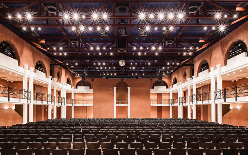 Große Kongresshalle mit vielen Stühlen; Konzerthalle in Mannheim