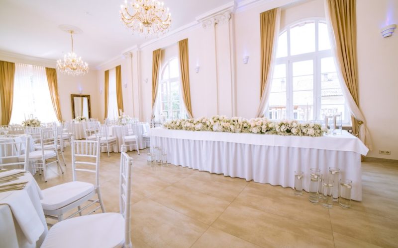 weiße Dekoration, festlich, elegenat, glamorouse Hochzeitsdeko, Saal in Pforzheim, Altes Kurhotel