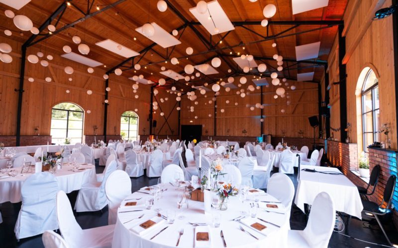 Hochzeits-Scheune mit Luftballons an der Decke; Hochzeitslocation in Reutlingen