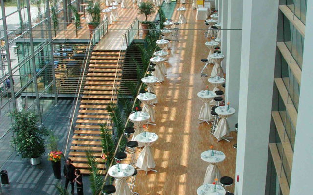 Firmenfeier in Recklinghausen, großer Saal mit Treppen und Stehtischen für Veranstaltungen