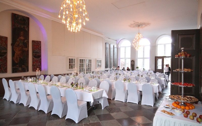 Wunderschöner eleganter Saal mit Tischen und Stühlen; Firmenfeier in Lübeck
