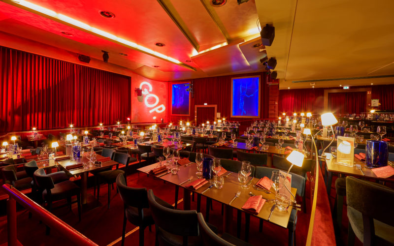 Raum mit vielen gedeckten Tischen im Rotlicht, Incentive in München