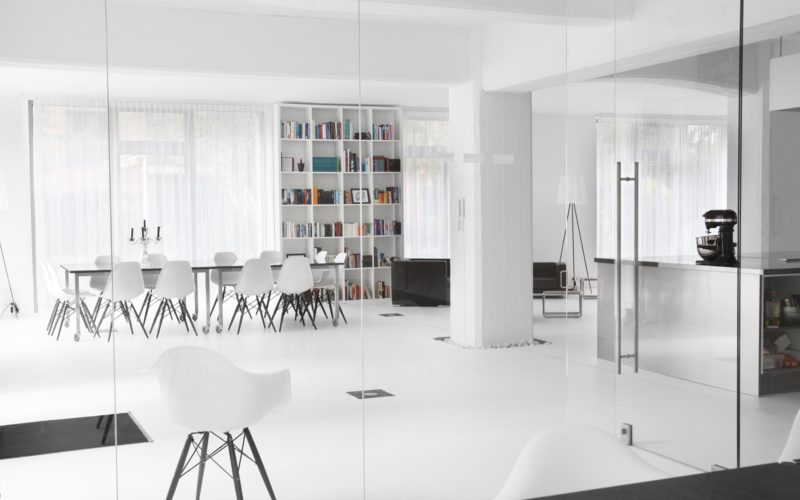 Heller Raum mit weißen Büromöbeln