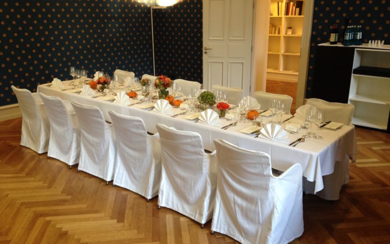 Geburtstagsfeier in Frankfurt - Stilvoller Raum mit großem Tisch und Stühlen