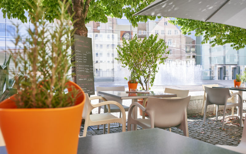 Nettes Café draußen vor einem Springbrunnen, Incentive in Nürnberg