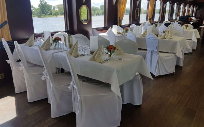 Hochzeitslocation in Ratingen - Weiß eingedeckte Tische