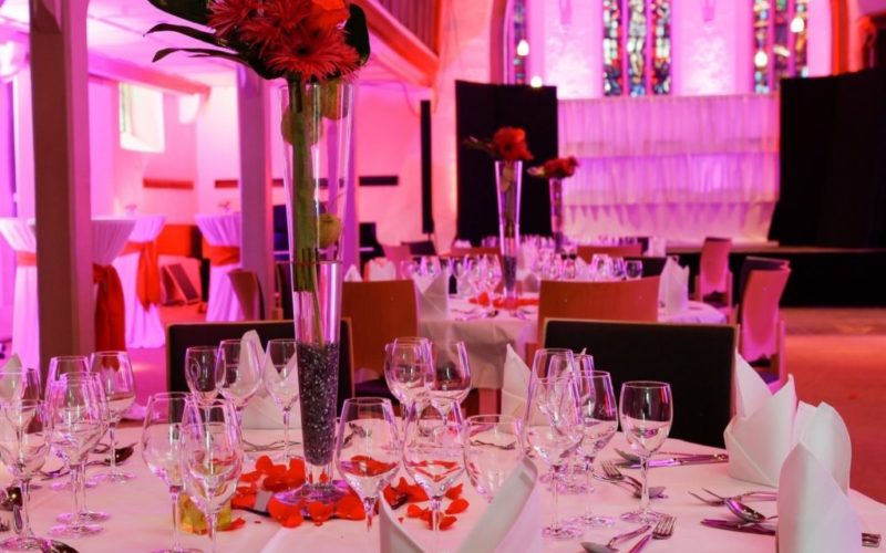 Gedeckter eleganter Tisch in pinkem Licht; Hochzeitslocation in Reutlingen
