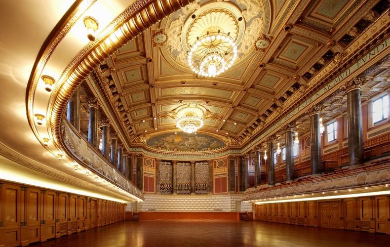 Alter Saal mit schönem Design und wundervollem Kronleuchter, Fotoshooting und Filmdreh in Wiesbaden
