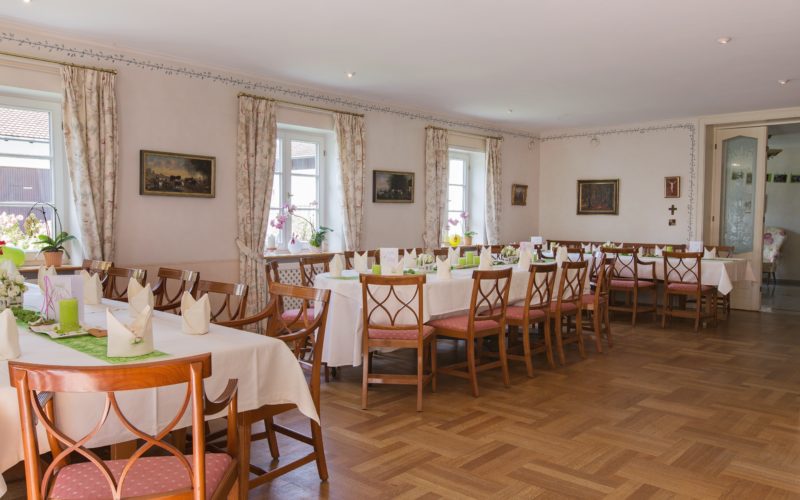 Gemütlicher Raum mit Tischen und Stühlen im Landhausstil; Silvesterparty in Landshut