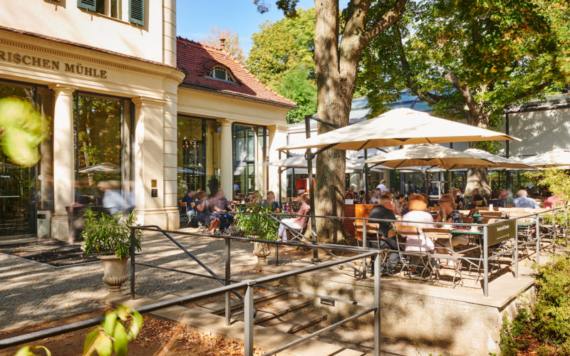 Sonnenbestrahltes Café zwischen Bäumen, Terrasse, Locations für Fotoshootings und Filmdrehs in Potsdam