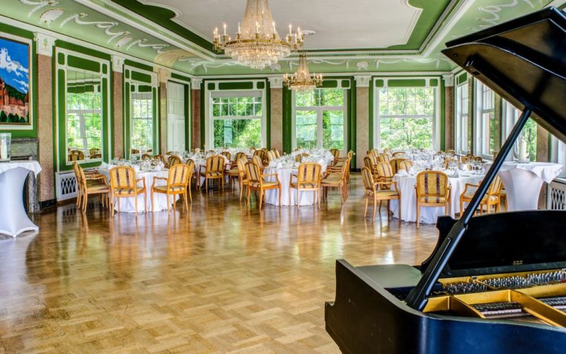 Stilvoller historischer Saal mit Tischen und Stühlen, Firmenfeier in Heidelberg