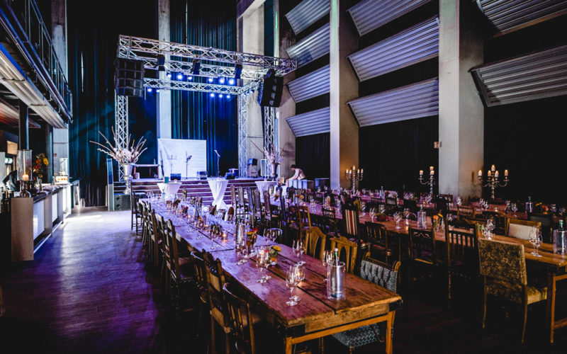 Hochzeitslocation Motorworld Gelsenkirchen gedeckter Tisch mit Bühne