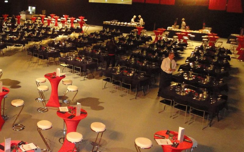 Große Eventhalle mit Tischen und Stühlen, Eventlocation mit vielen Tischen und Stühlen, Firmenfeier in Leverkusen
