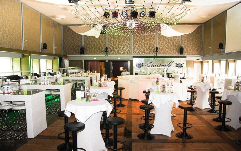 gemütlicher Raum mit festlich dekorierten Tischen, Firmenfeier in Nürnberg