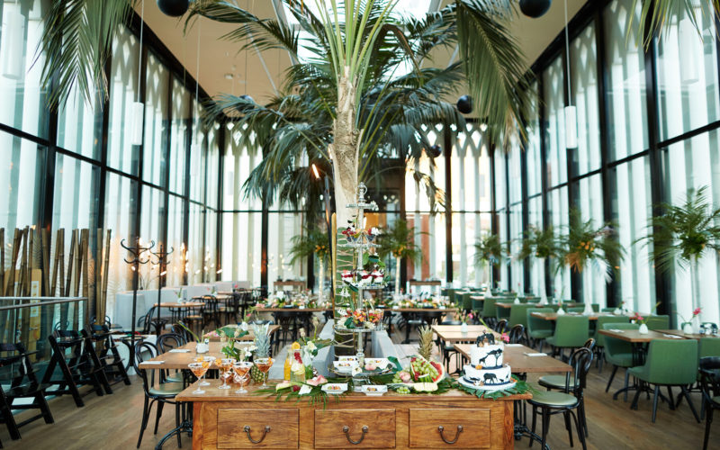 Glashaus mit Pflanzen und Tisch