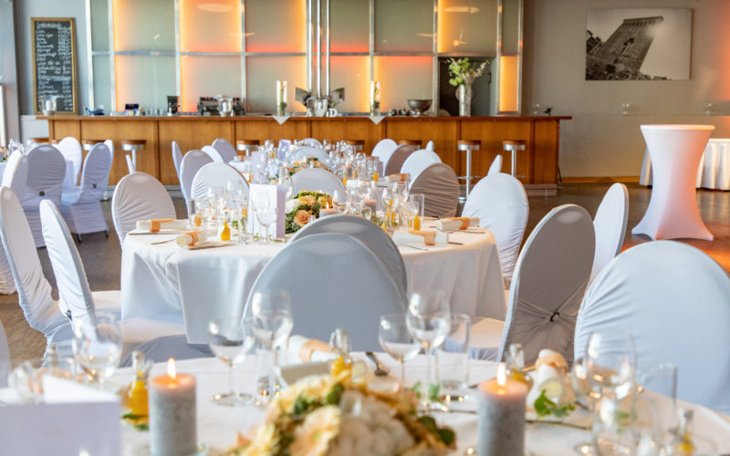 Hochzeitslocation Erftstadt Schmatz Event Cafe festlich gedeckte Tische im Saal