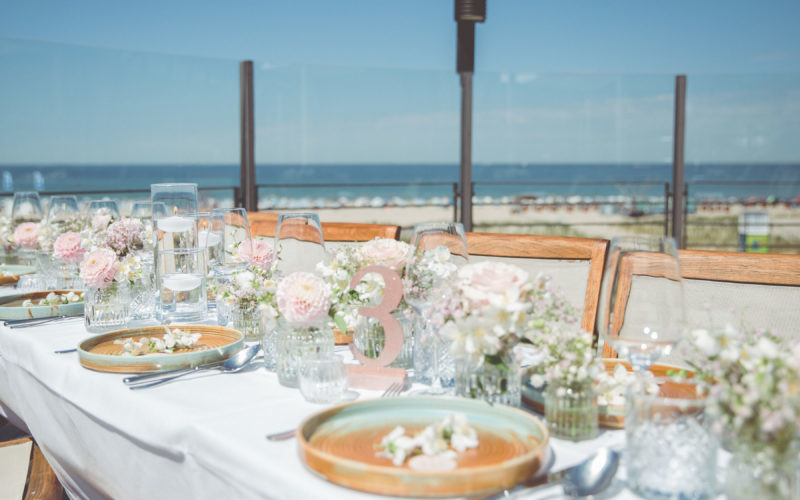Viele Stühle mit gedecktem Tisch am Strand, Heiraten am Meer