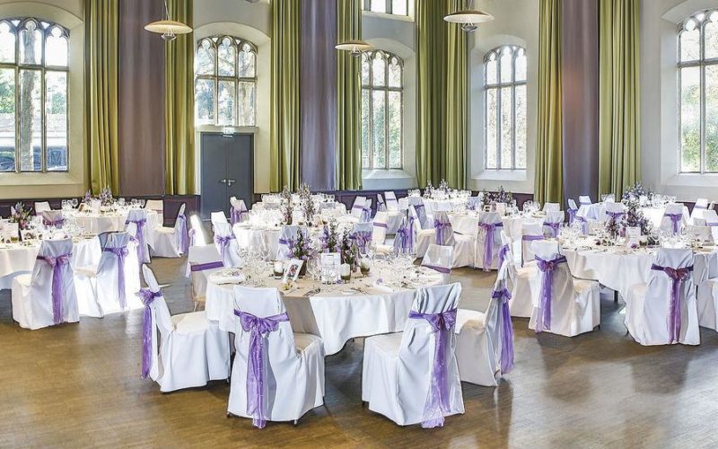 Hochzeitlocation Steigenberger Parkhotel Braunschweig festlich dekorierte Bestühlung in einem riesigen Saal