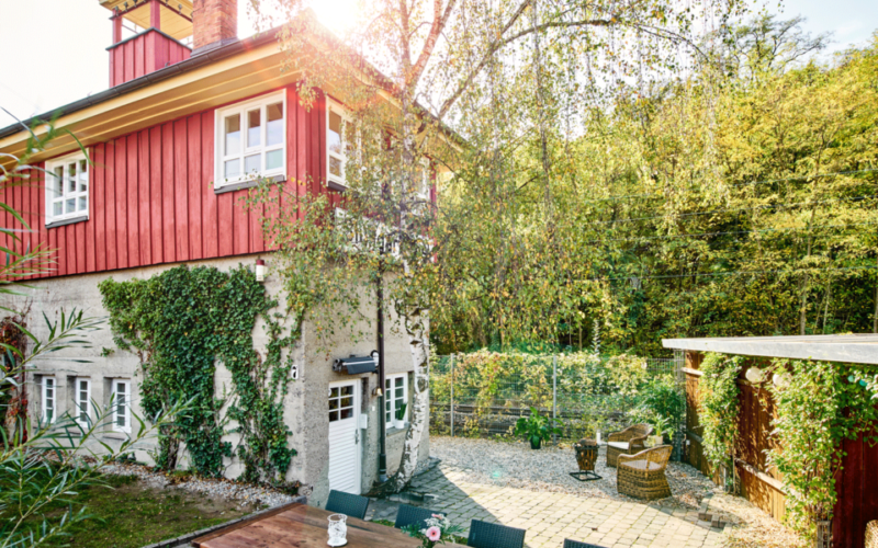Rotes Holzhaus von außen, Fotoshooting und Filmdreh in Stuttgart