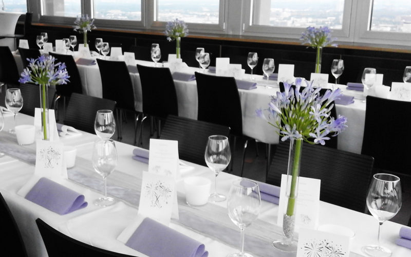 Weiß gedeckter Hochzeitstisch mit lila Akzenten