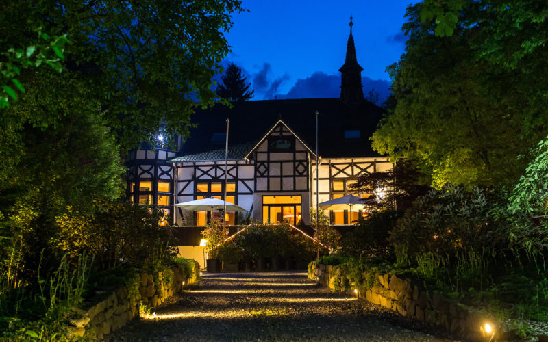 Schönes altes Haus im Nachtlicht, Fotoshooting und Filmdreh in Wiesbaden
