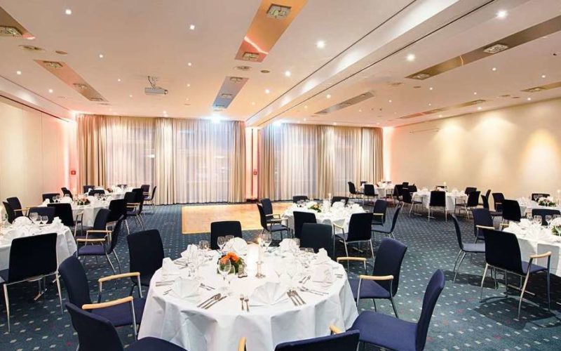 Hotel, Raum für Firmenfeiern in Paderborn mit runden Tischen