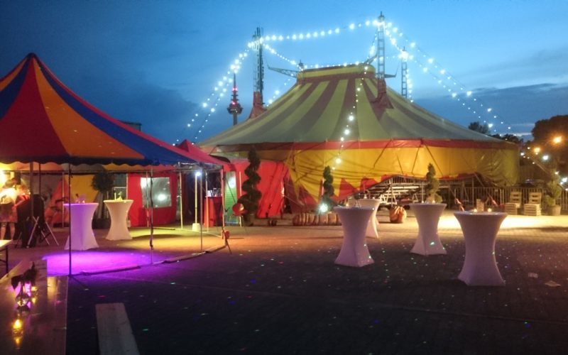 Hochzeitslocation Zirkuszelt Zirkus Paletti Mannheim am Abend mit Beleuchtung