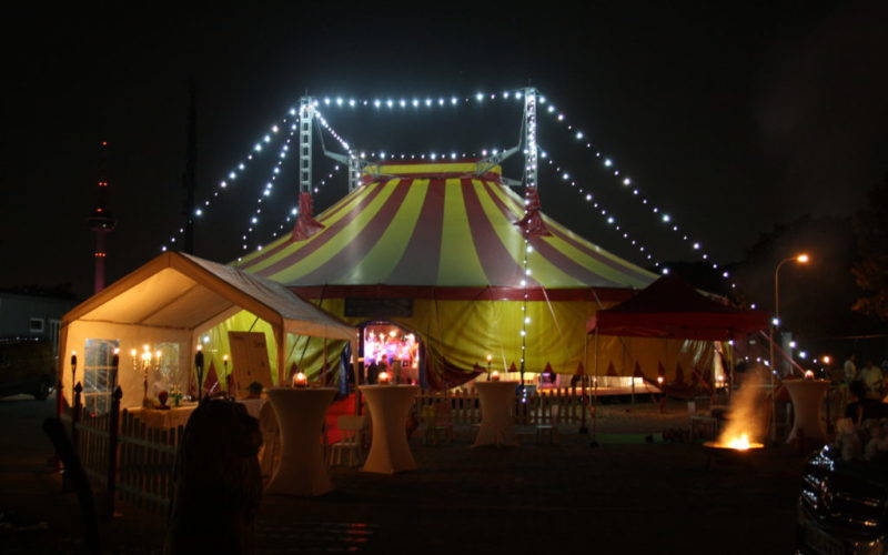 Zirkuszelt im dunkeln mit Lichterketten beleuchtet, Fotoshooting und Filmdreh in Mannheim
