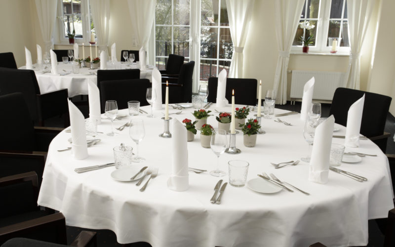 Weiß gestalteter Hochzeittisch zum Dinner