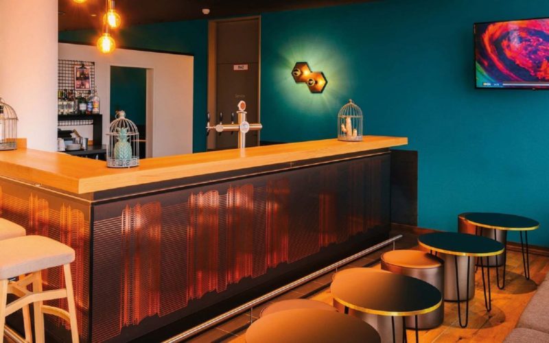 Incentive in Wuppertal - Eine Bar mit kleinen runden Tischen