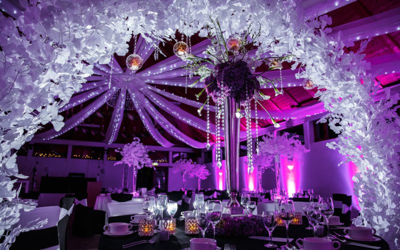 Modern beleuchteter Saal Hochzeitslocation Ingolstadt luxuriös glamourös geschmückt