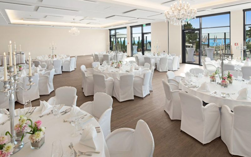 Moderne Hochzeitslocation mit weißer Inneneinrichtung und Design